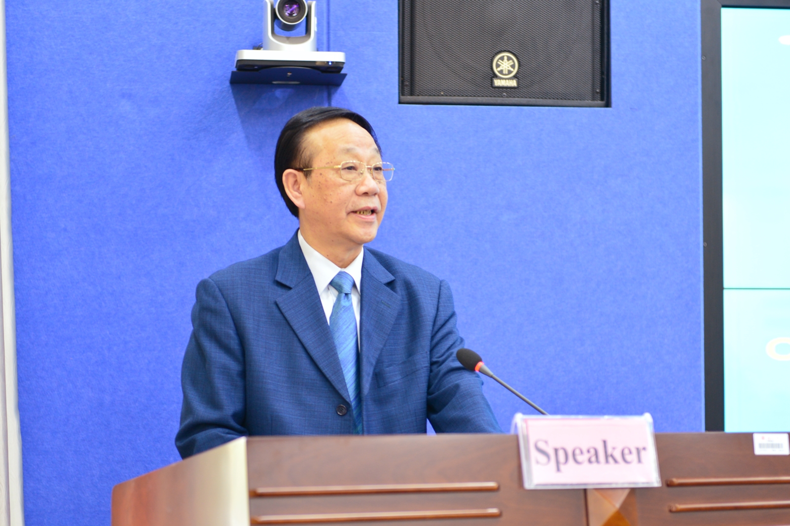 梁颖院长主持开幕式